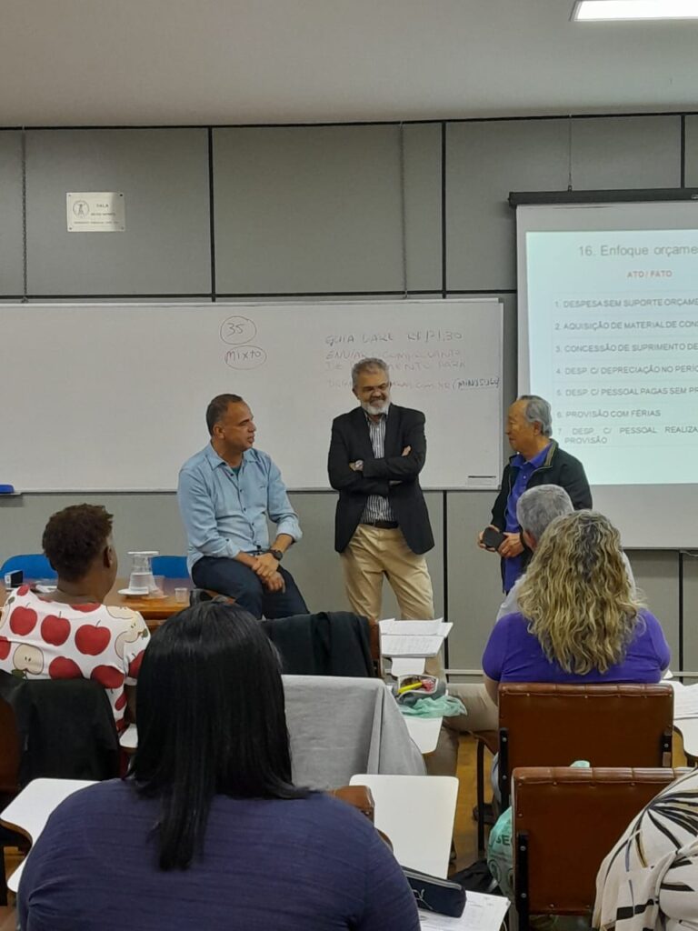 Sr. Hideo Kuwayama prestigiando a aula do Professor Valmir Leôncio - Curso Preparatório 2023